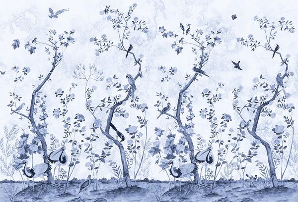 Papel tapiz estilo chinoiserie con aves exóticas, garzas y ramas florales en tonos azul cyan y blanco.