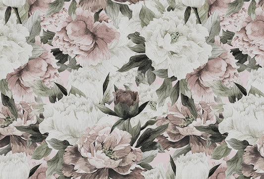 Papel tapiz con estampado botánico de peonías en tonos rosa empolvado, blanco crema y verde salvia.