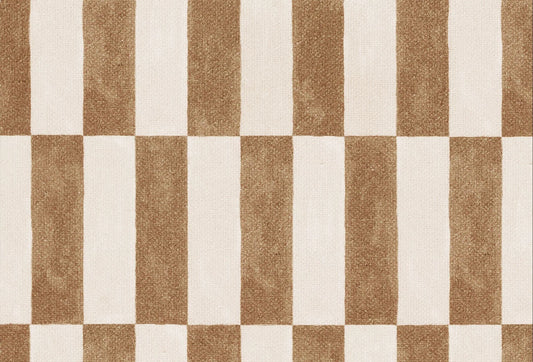 Papel tapiz con diseño de bloques verticales alternados en color caramelo y crema con efecto textil.