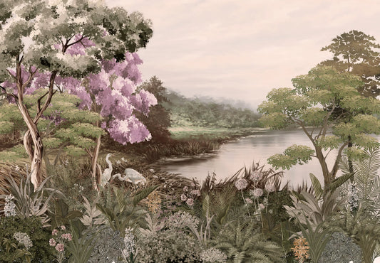 Papel tapiz mural con paisaje de río, garzas blancas y árboles de lapacho en floración lila.