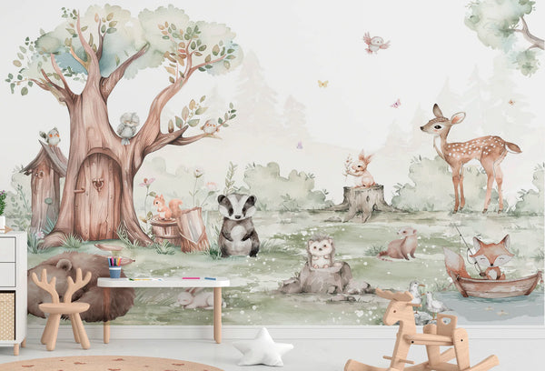 Papel tapiz mural infantil con animales del bosque en acuarela, venado, zorro y oso en tonos verde y beige.