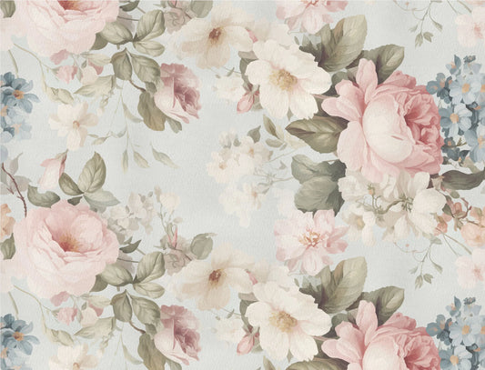 Papel tapiz con estampado floral de rosas rosadas y flores blancas en estilo vintage sobre fondo claro.