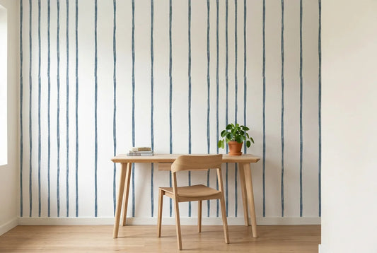 Papel tapiz Líneas Indigo instalado en un espacio de trabajo en casa