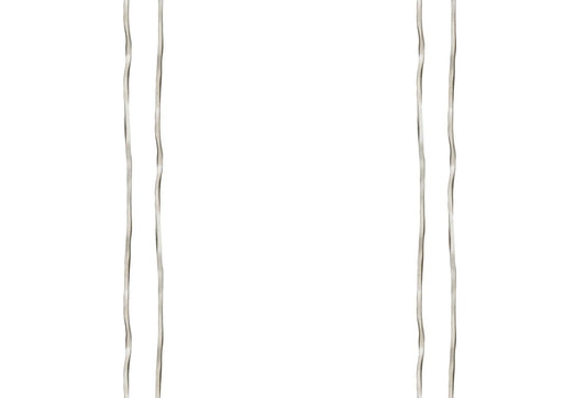 Papel tapiz minimalista con delicadas líneas verticales onduladas en tono plateado sobre fondo blanco luminoso.