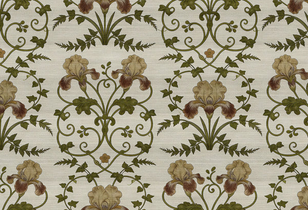 Papel tapiz con patron botanico de lirios ocres y follaje verde oliva sobre fondo beige texturizado.