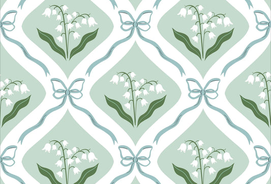 Papel tapiz con patrón de lirios del valle blancos y lazos celestes sobre fondo verde menta suave.