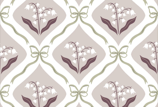 Papel tapiz con patrón de lirios del valle dentro de rombos y lazos verde salvia sobre fondo malva claro.