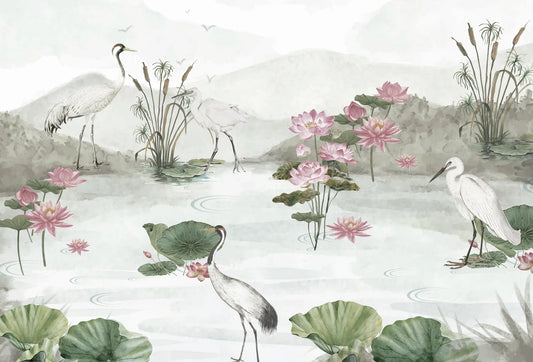 Papel tapiz mural estilo acuarela con garzas blancas, flores de loto rosadas y plantas acuáticas en tonos verdes.