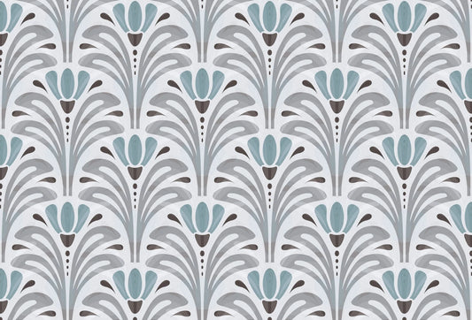 Papel tapiz con patrón Art Déco de abanicos florales en tonos gris, azul pizarra y fondo claro para paredes elegantes.
