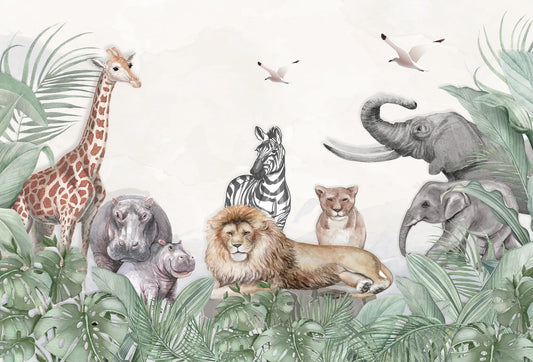Papel tapiz mural infantil con animales safari en acuarela y hojas verdes sobre fondo beige claro.