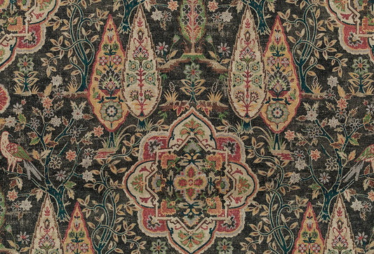 Papel tapiz con diseño de tapiz persa antiguo, cipreses y medallones en tonos terracota y verde oscuro.