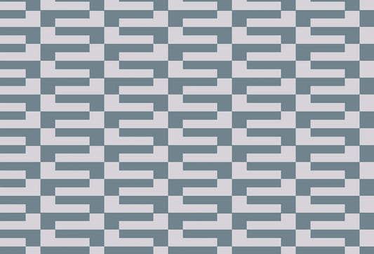 Papel tapiz con patrón geométrico modular de bloques entrelazados en tono gris azulado y gris claro.