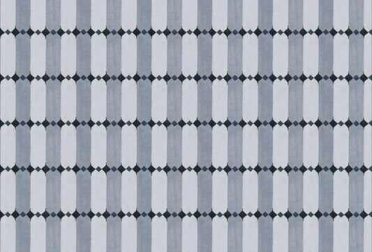 Papel tapiz con patrón geométrico vertical en tonos azul grisáceo, blanco y rombos grafito.