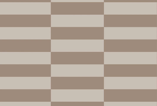 Papel tapiz con patrón geométrico de franjas horizontales alternadas en tonos taupe y beige claro.