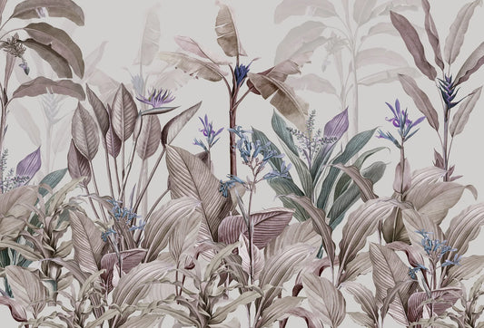 Papel tapiz botánico Nairobi con follaje tropical y flores en tonos beige, taupe y malva sobre fondo claro.