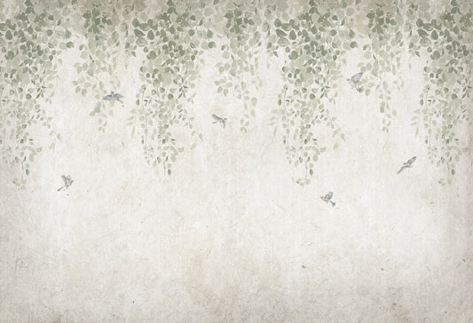 Papel tapiz estilo fresco antiguo con enredaderas verdes colgantes y pequeños pájaros en vuelo sobre fondo beige texturizado.