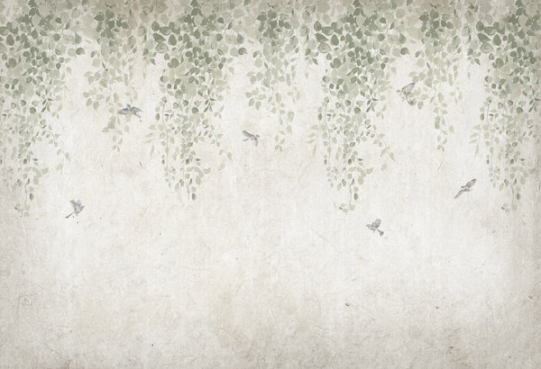 Papel tapiz estilo fresco antiguo con enredaderas verdes colgantes y pequeños pájaros en vuelo sobre fondo beige texturizado.