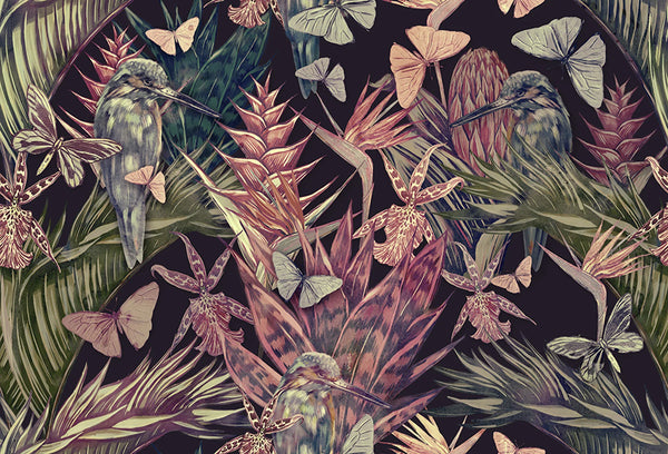 Papel tapiz con diseño botánico de aves, mariposas y flores exóticas en tonos rosa y verde sobre fondo negro
