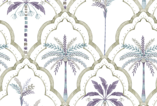 Papel tapiz con arcos estilo morisco y palmeras estilizadas en tonos lila y verde salvia sobre fondo blanco.
