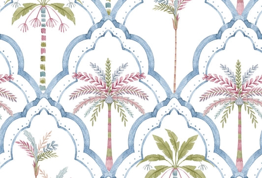 Papel tapiz con patrón de arcos celestes y palmeras en acuarela tono rosa y verde sobre fondo blanco