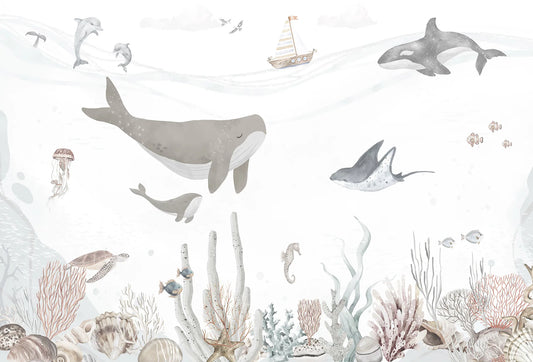 Papel tapiz mural infantil con ilustración acuarela de ballenas, mantarraya y corales en tonos grises suaves