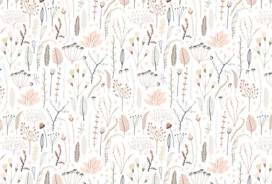 Papel tapiz con estampado delicado de flores silvestres y ramitas en tonos rosa pastel y beige sobre fondo blanco