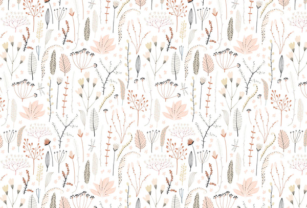 Papel tapiz con estampado delicado de flores silvestres y ramitas en tonos rosa pastel y beige sobre fondo blanco