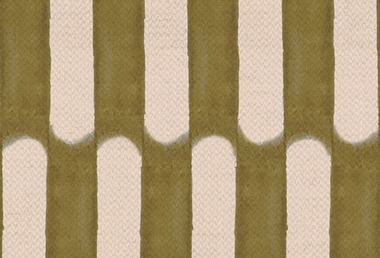 Papel tapiz con diseño de franjas verticales redondeadas en color mostaza y fondo beige texturizado.