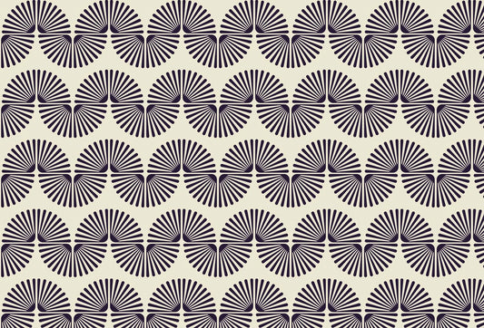 Papel tapiz geométrico con patrón de abanicos y ondas en color morado oscuro sobre fondo crema