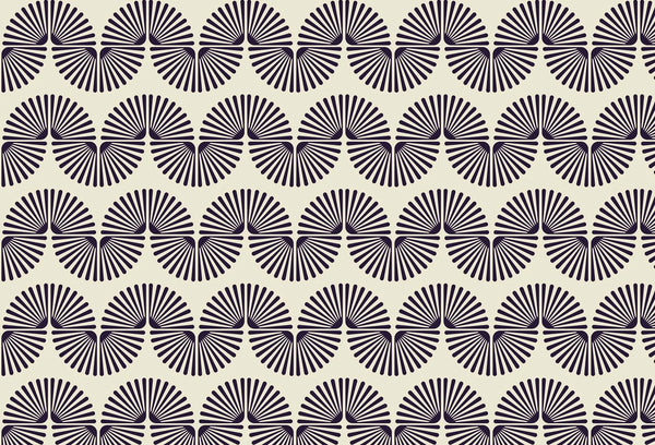Papel tapiz geométrico con patrón de abanicos y ondas en color morado oscuro sobre fondo crema