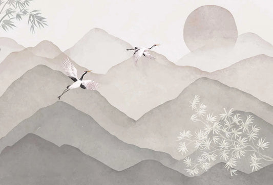 Papel tapiz estilo oriental con montañas brumosas en acuarela beige, sol tenue y grullas volando.