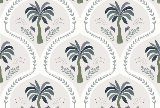 Papel tapiz con patrón de palmeras estilizadas en tonos verde salvia y gris sobre fondo beige claro.
