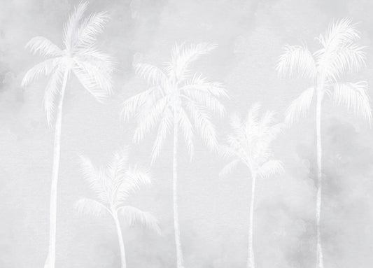 Papel tapiz mural con siluetas de palmeras blancas sobre un fondo degradado gris perla y estilo botánico sutil.