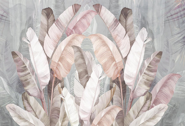 Papel tapiz con hojas tropicales grandes en tonos rosa pastel, beige y fondo gris tenue.