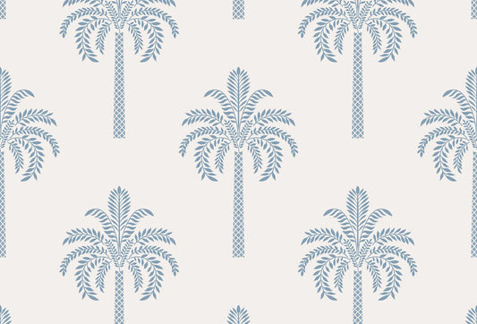 Papel tapiz con patrón repetitivo de palmeras estilizadas en azul pizarra sobre fondo blanco cálido.