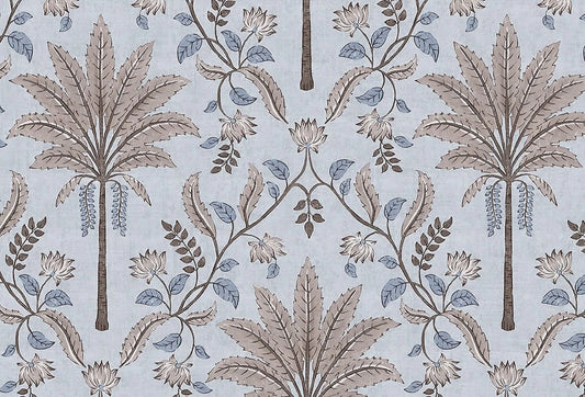 Papel tapiz con patrón botánico de palmeras y flores en tonos taupe sobre fondo azul grisáceo.