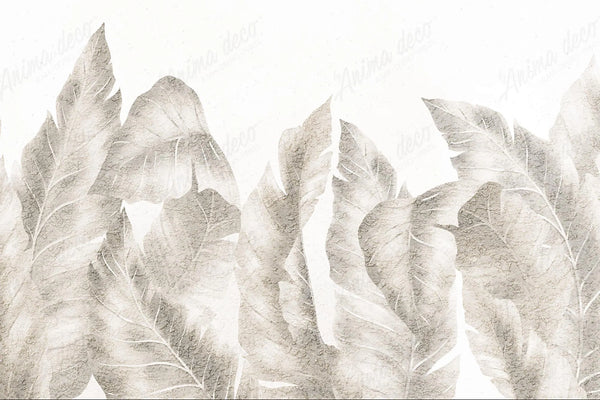 Papel tapiz con hojas tropicales grandes en tonos grisáceos y textura sobre fondo claro para pared.