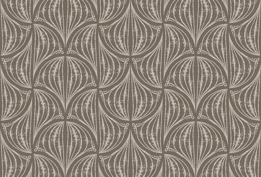 Papel tapiz con patrón geométrico botánico en abanicos color crema sobre fondo marrón taupe.