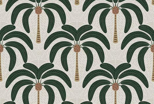 Papel tapiz con patrón ilustrado de palmeras verde bosque y troncos terracota sobre fondo beige texturado.