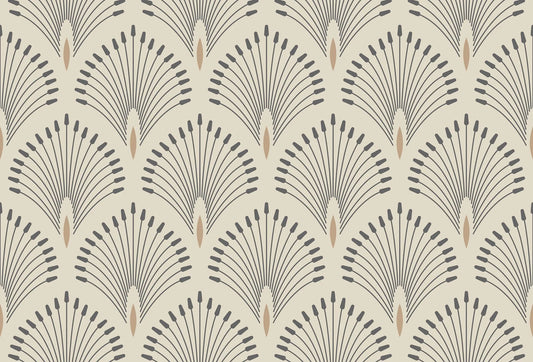 Papel tapiz con patrón geométrico estilo art déco en forma de abanicos sobre fondo crema y líneas topo.