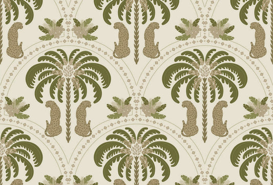 Papel tapiz con patrón simétrico de palmeras verdes y leopardos sobre fondo beige crema.