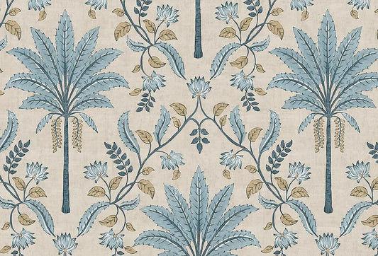 Papel tapiz con patrón botánico de palmeras y flores en azul pizarra sobre fondo lino beige texturizado.
