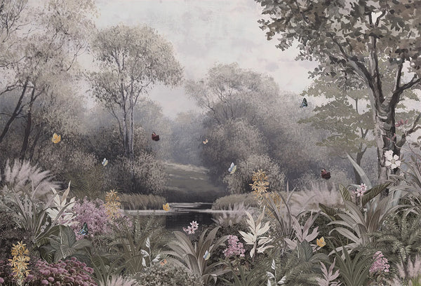 Papel tapiz mural con paisaje de bosque brumoso, estanque, plantas silvestres y mariposas en tonos verdes y grises.