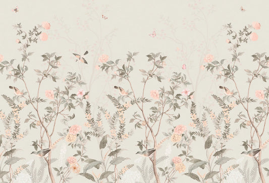 Papel tapiz estilo chinoiserie con ramas botánicas, flores rosadas y aves sobre fondo beige claro.