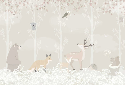 Papel tapiz mural infantil con animales del bosque en tonos beige, crema y blanco sobre fondo neutro.