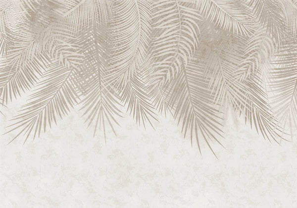Papel tapiz con hojas de palmera colgantes en tonos beige y arena sobre fondo texturado claro.