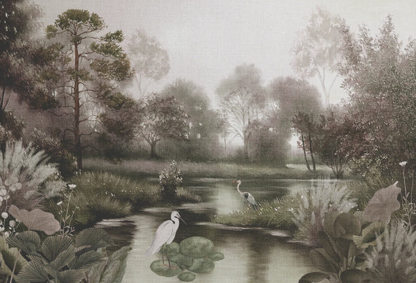 Papel tapiz mural con paisaje neblinoso de bosque, laguna, nenúfares y garzas en tonos verde salvia y gris.