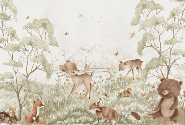 Papel tapiz infantil en acuarela con ciervos, zorros y un oso en un bosque de tonos verde salvia y beige.