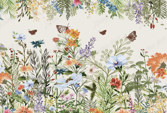 Papel tapiz mural con diseño de flores silvestres en acuarela, mariposas y hojas colgantes sobre un fondo crema claro.