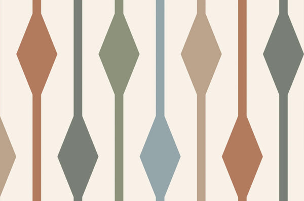 Papel tapiz con patrón geométrico retro de rombos verticales en tonos terracota, verde salvia y azul sobre fondo crema.